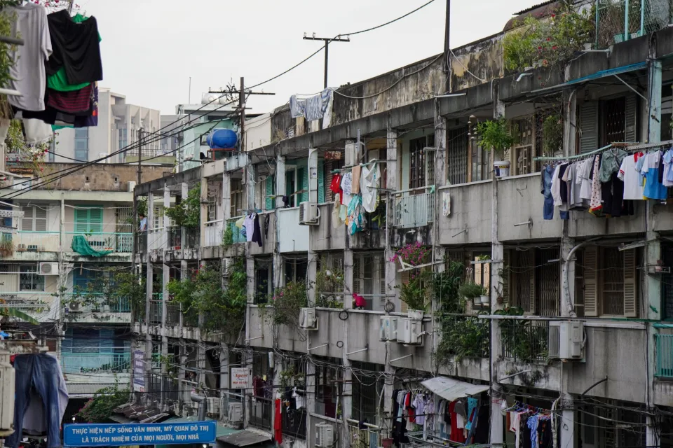 Mặt tiền nhìn từ đường